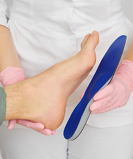 Orthopedic insoles. Fitting orthotic insoles. Flatfoot treatment. Podiatry clinic..jpg