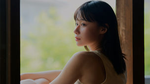 窓際の女性ポートレート