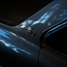 Hasselblad X2D 100C + XCD 2.5/90Vで撮影した車の車体とエンブレムの質感描写