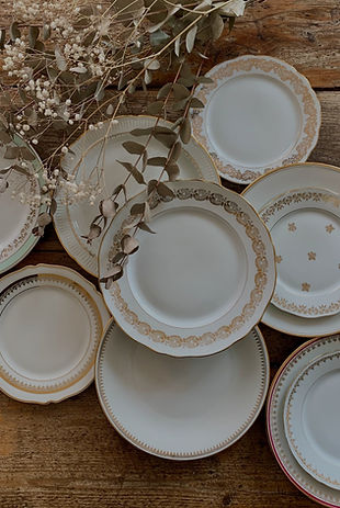 Ajoutez une touche vintage à vos tables de réception avec notre vaisselle vintage