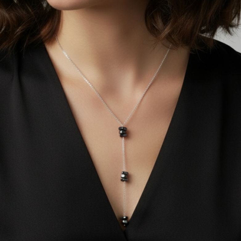 collier cravate perles d'hématite porté - créé par Les pépites de Francine  à partir de perles d'un bijou démodé