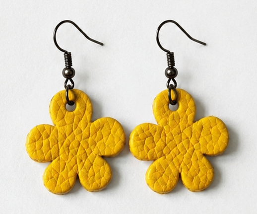Miniature : Boucles d’oreilles fleur en cuir JAUNE, bijou upcyclé