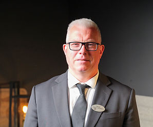 Bilde av gravferdskonsulent Kim Hoffensetz ved Stange begravelsesbyrå
