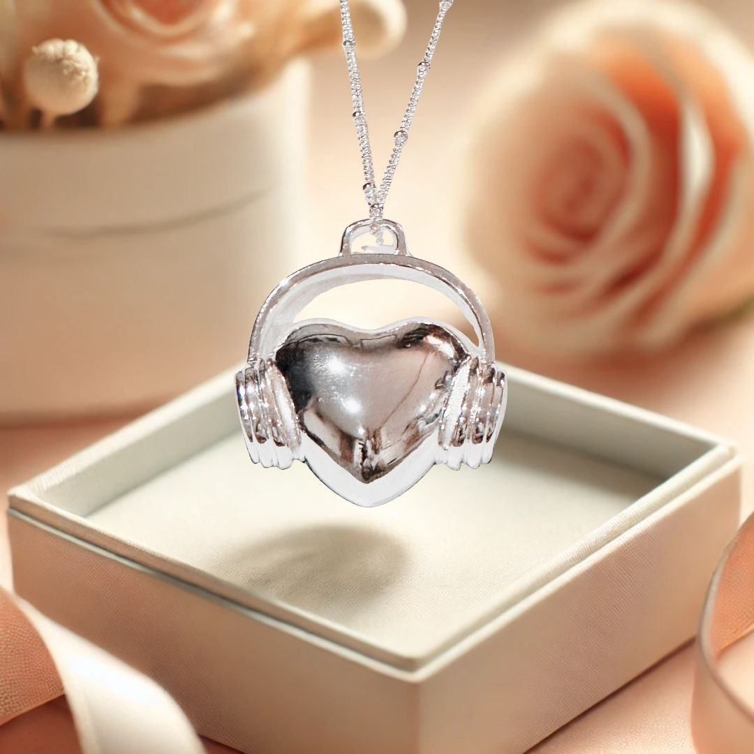 Bola de grossesse DOPPLO en argent posé dans son écrin, bijou apaisant pour future maman avec décor floral doux