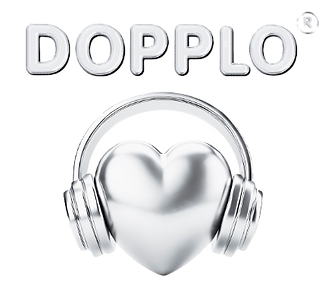 Logo DOPPLO® argenté représentant un cœur entouré d’un casque audio, symbole de l’écoute du cœur de bébé.