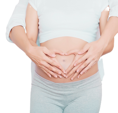 Femme enceinte tenant son ventre avec les mains en forme de cœur, soutenue par les bras de son partenaire