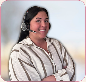 Conseillère du service client DOPPLO souriante, représentant l’accompagnement et l’assistance aux futures mamans.