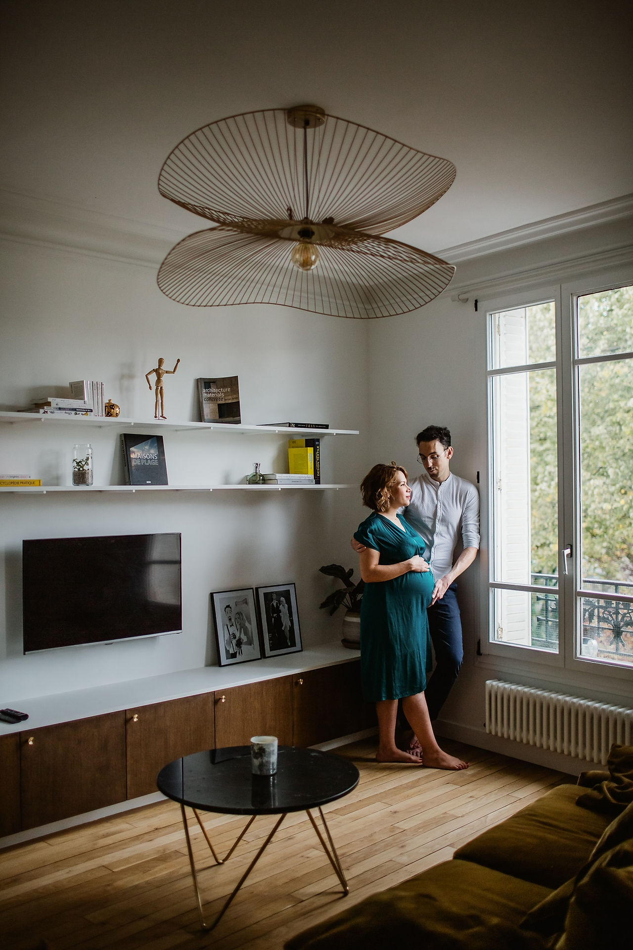 couple devant leur fenêtre la femme est enceinte