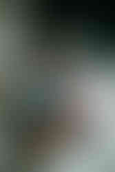 couple allongé dans leur lit la femme est enceinte