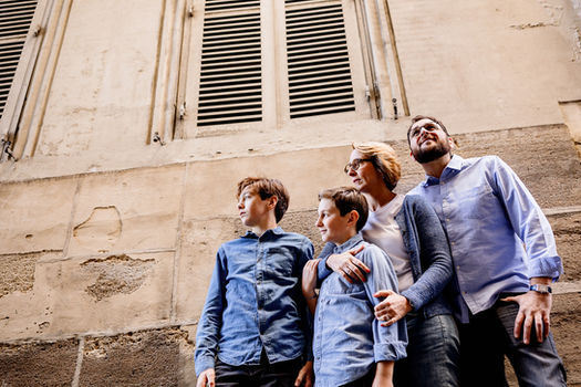 séance photo urbaine et créative en famille à Paris - Photographe 94, 93, 91, 77, 92