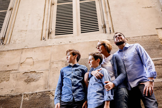 Séance photo urbaine et créative en famille à Paris - Photographe 94, 93, 91, 77, 92