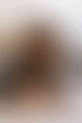 un couple enlacé chez eux la femme est enceinte