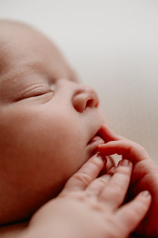 Séance photo naissance posing à domicile à Paris - Photographe bébé 94, 93, 77, 91