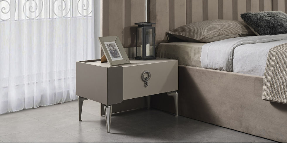 En komplett soveromsløsning med en vertikalt polstret seng, matchende nattbord og en elegant garderobe med speildører