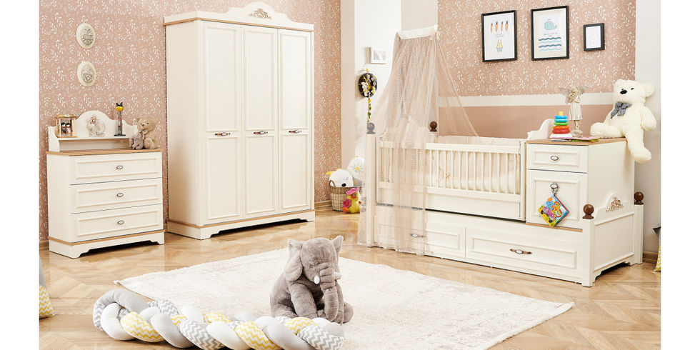 En stilfull og praktisk møbelpakke for barnerommet. Babysengen har et delikat design med innebygd oppbevaring.