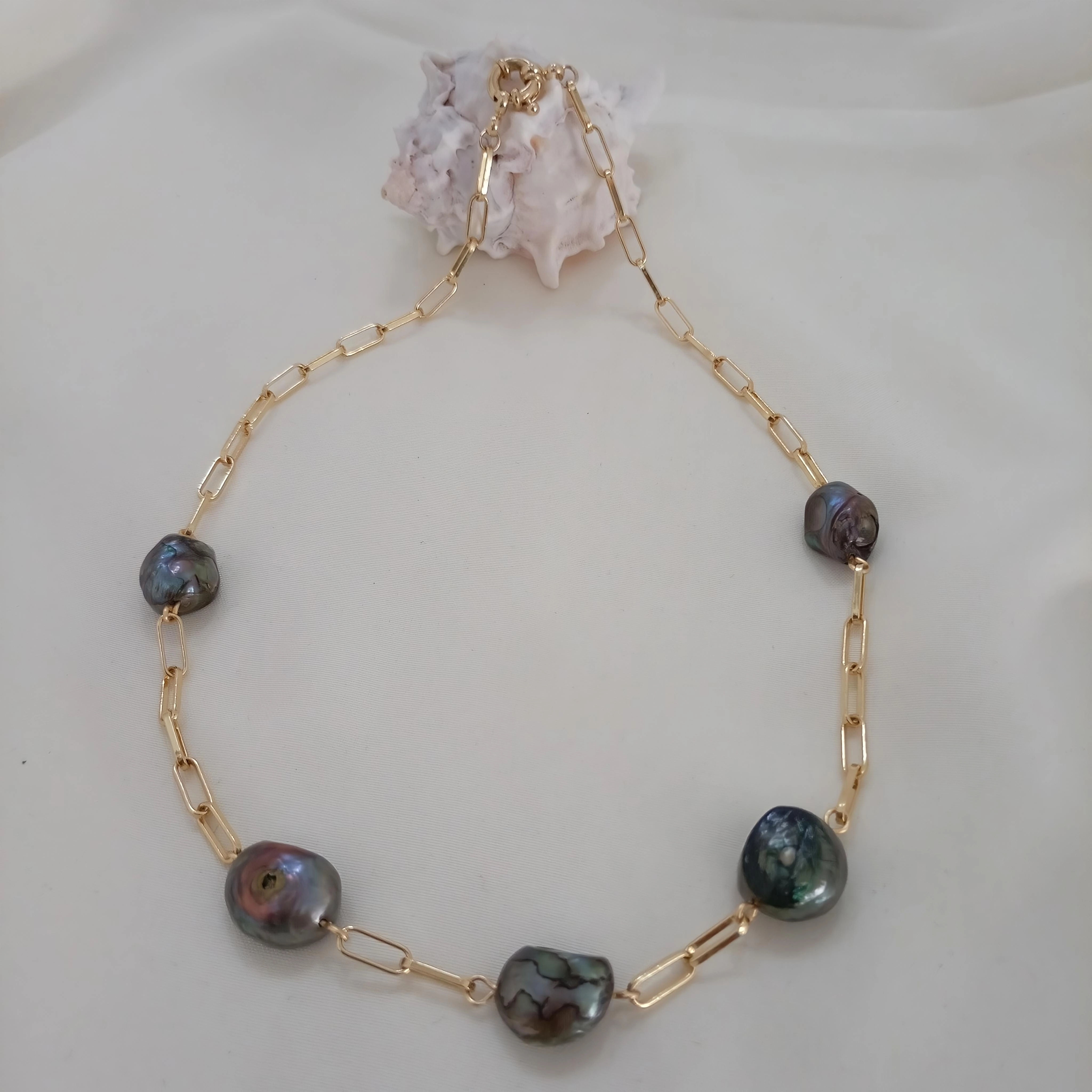 ,Cadena clip oro laminado brasileño 18k .Perla barroca tornasol tono verde 