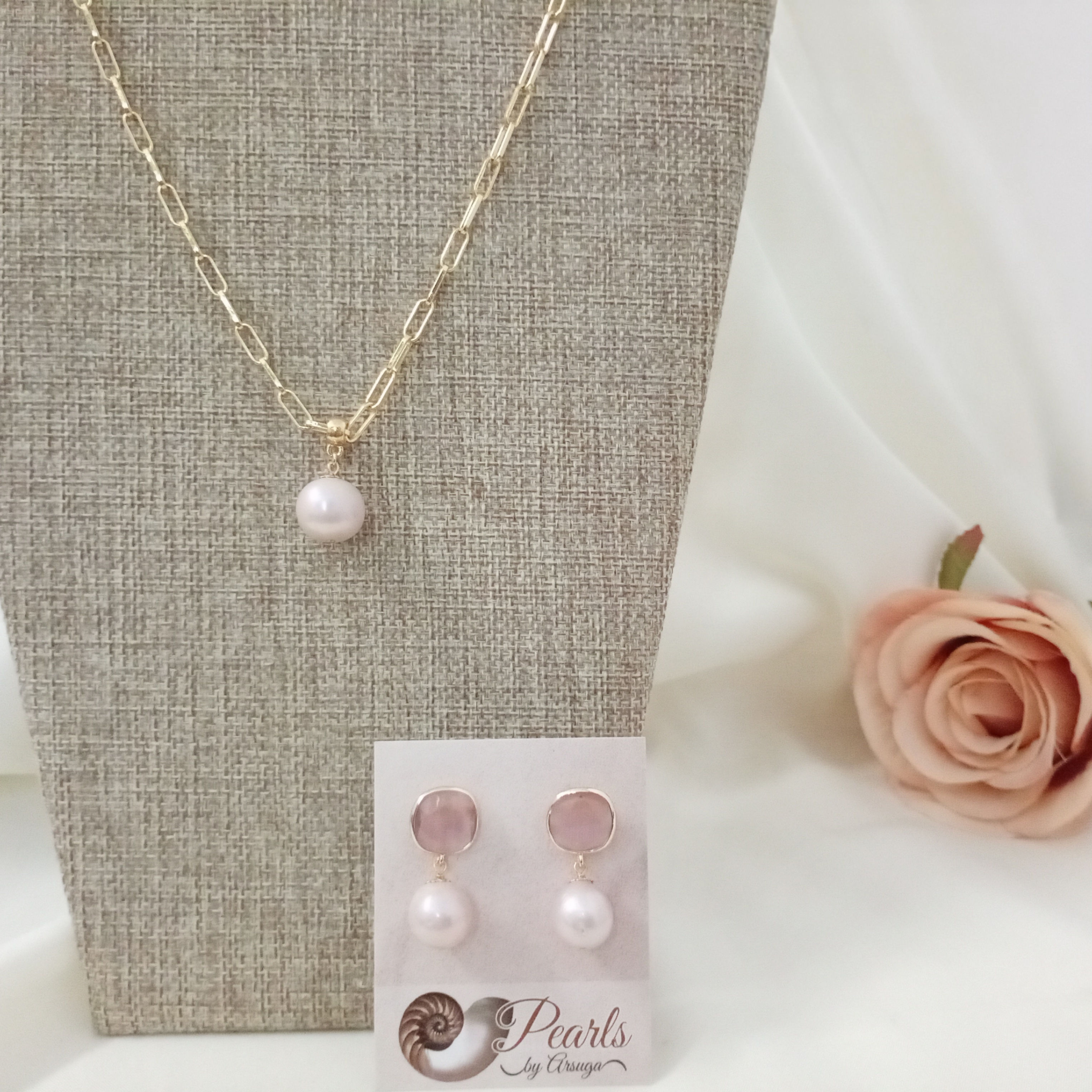 Juego de perla rosa calidad triple AAA.  Piedra natural ojo de gato. 