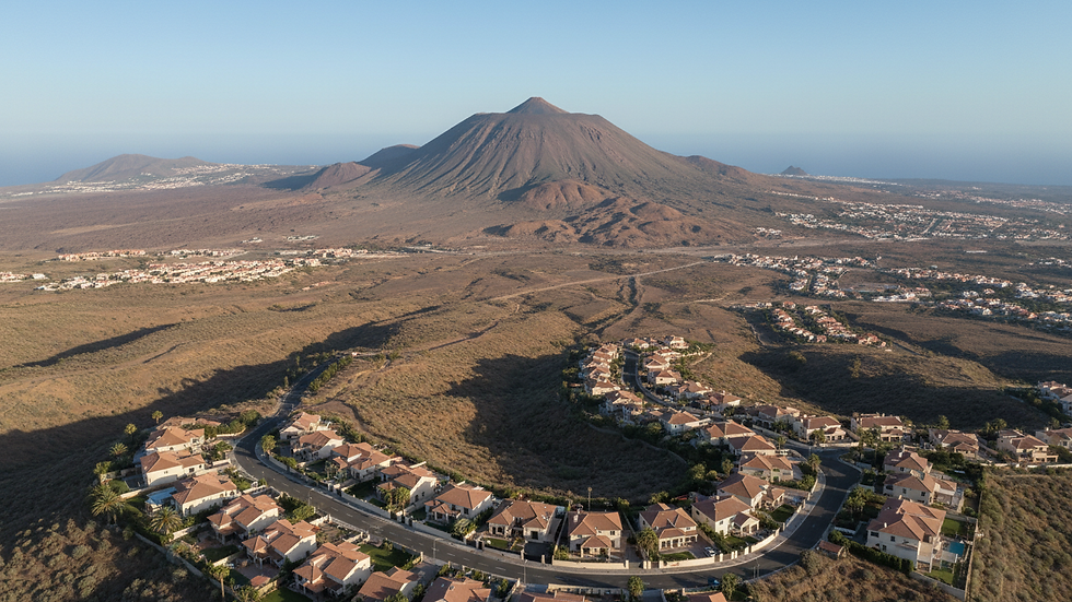Vista aérea de un barrio residencial en Tenerife con casas y calles