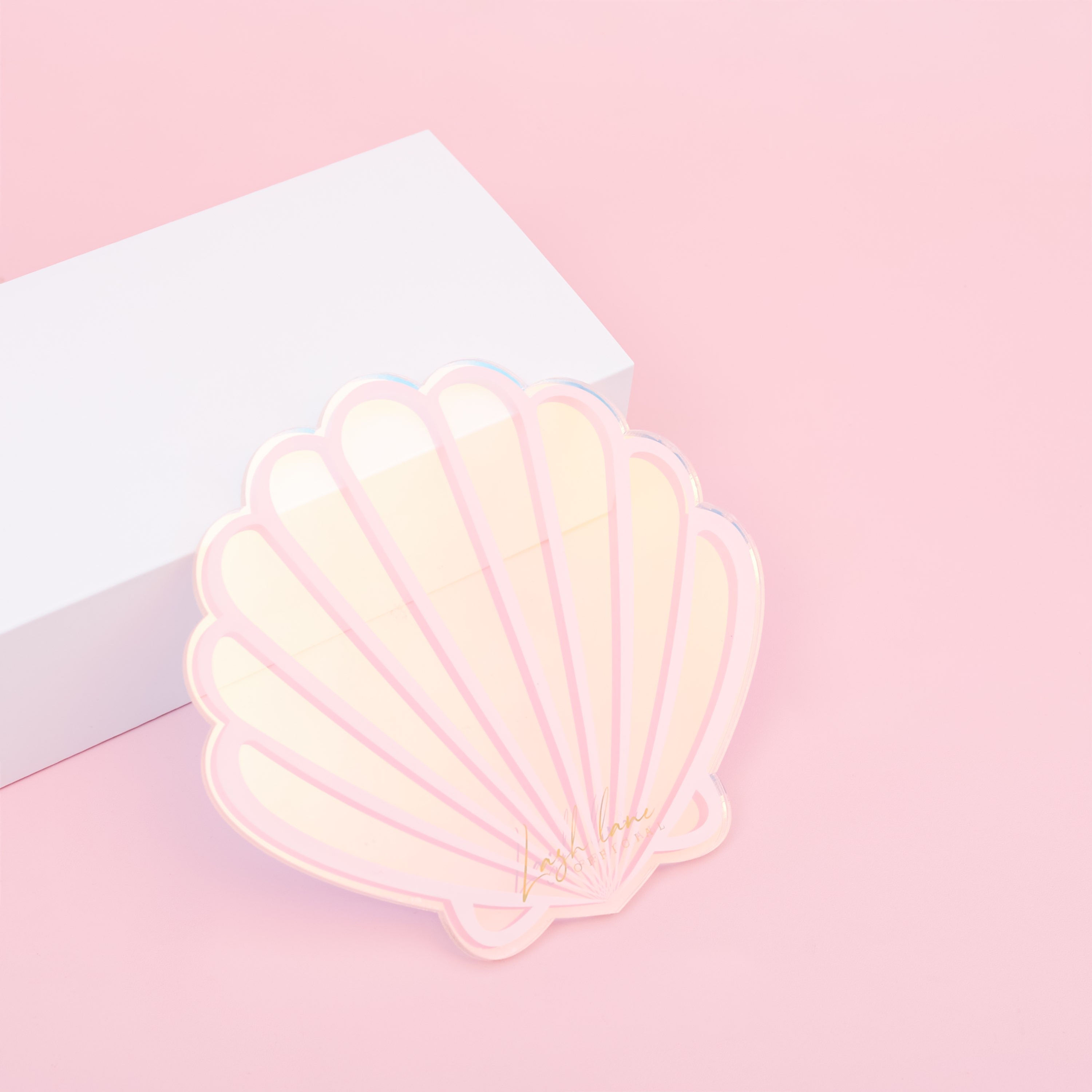 IRIDESCENT SHELL LASH TILE