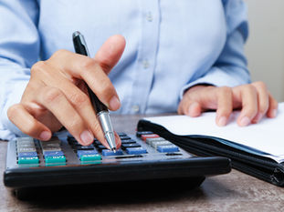 Descubre qué deducciones fiscales se aplican en España en 2026. Guía completa sobre gastos deducibles para autónomos, empresas e IRPF y cómo optimizar la carga tributaria.