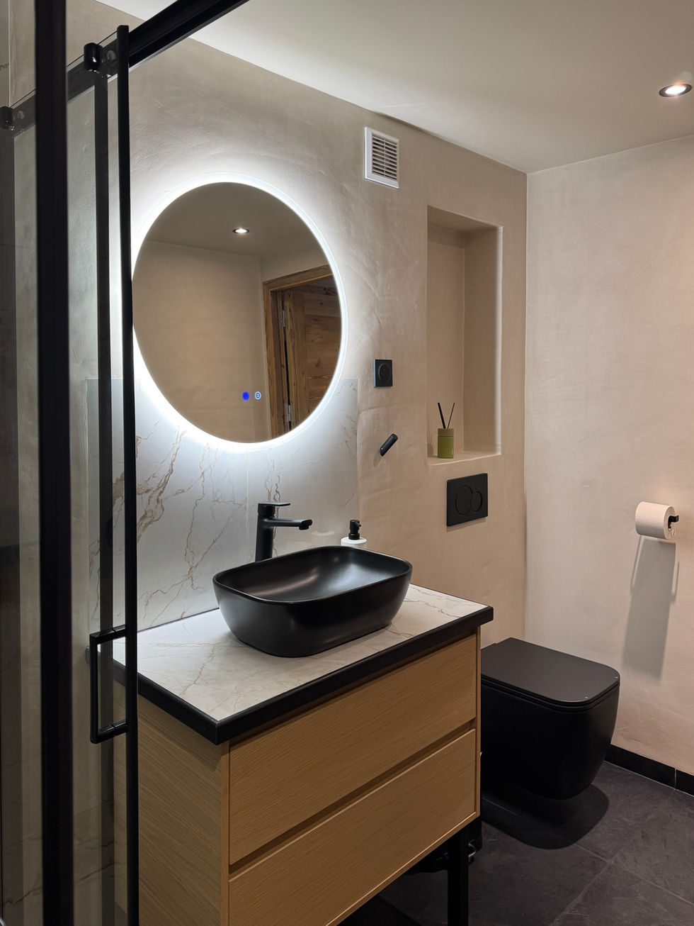 Detail sur l'appareillage sanitaire noir mat