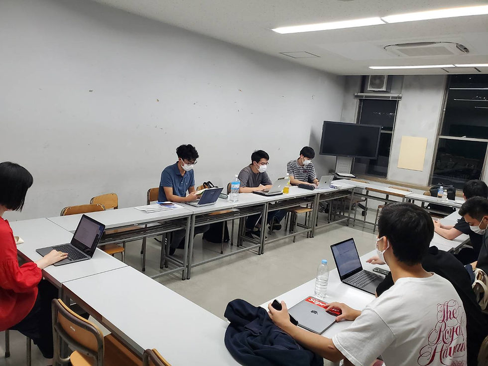 秋学期一回目のゼミの様子です。三田論と卒論、それぞれの中間報告を行いました。三年生は先輩方や先生から多くの意見をいただけたので、三田論に向けてまだまだ頑張っていきます！