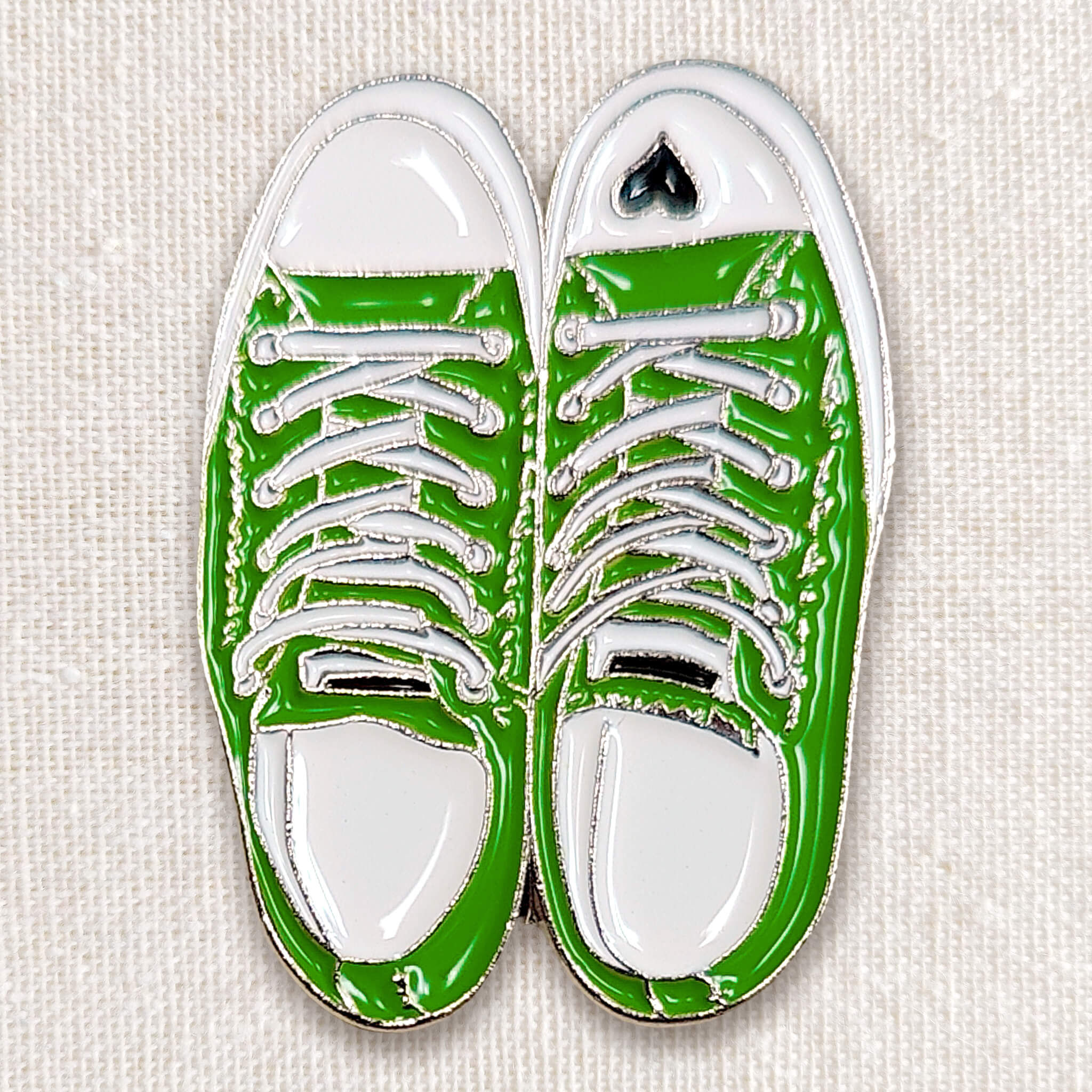 Les Épinglettes Chouettes - Converse : Les Trouvailles de Laura par Melon Doux