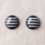 Boucles d'oreilles Les Boutons Noirs par Melon Doux . Rayures
