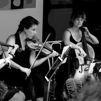 Les Concerts Résonants : présentation d'un concert en plein air avec un quatuor à cordes et les enfants de la Joujouthèque Basse-Ville . Été 2021