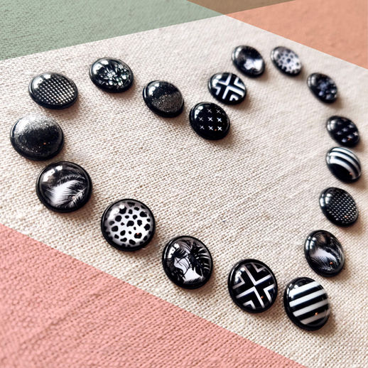 Boucles d'oreilles "Les Boutons Noirs" : une création de MELON DOUX