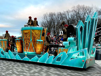Char allégorique Fanfare des Glaces créé par Les Ateliers Balthazar