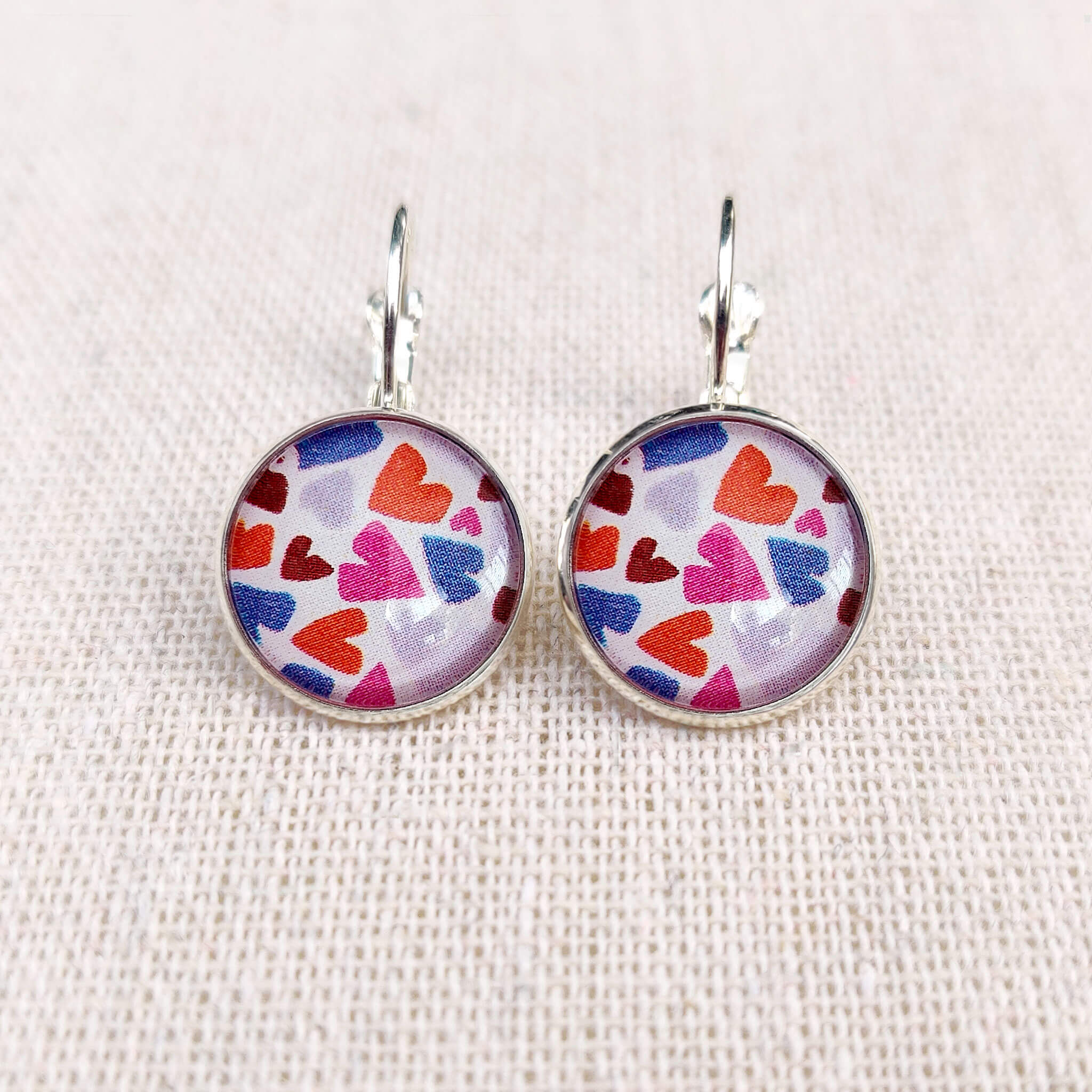 Boucles d'oreilles Les Délicates par Melon Doux . Pluie de Cœurs . Fuchsia