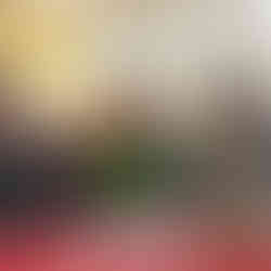 Drei Jungs sitzen an einem Tisch nebeneinander und lesen.