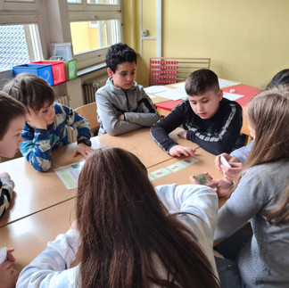 In einem Legespiel erarbeiten sich sechs Kinder den Herstellungsprozess von Schokolade.