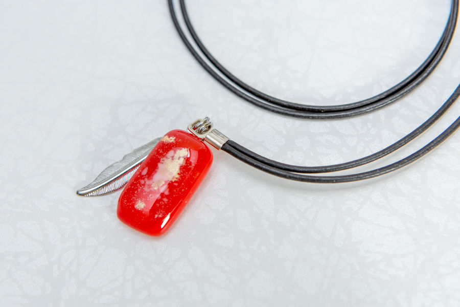 Miniature : Collier Cuir et Pendentif en Verre avec Breloques