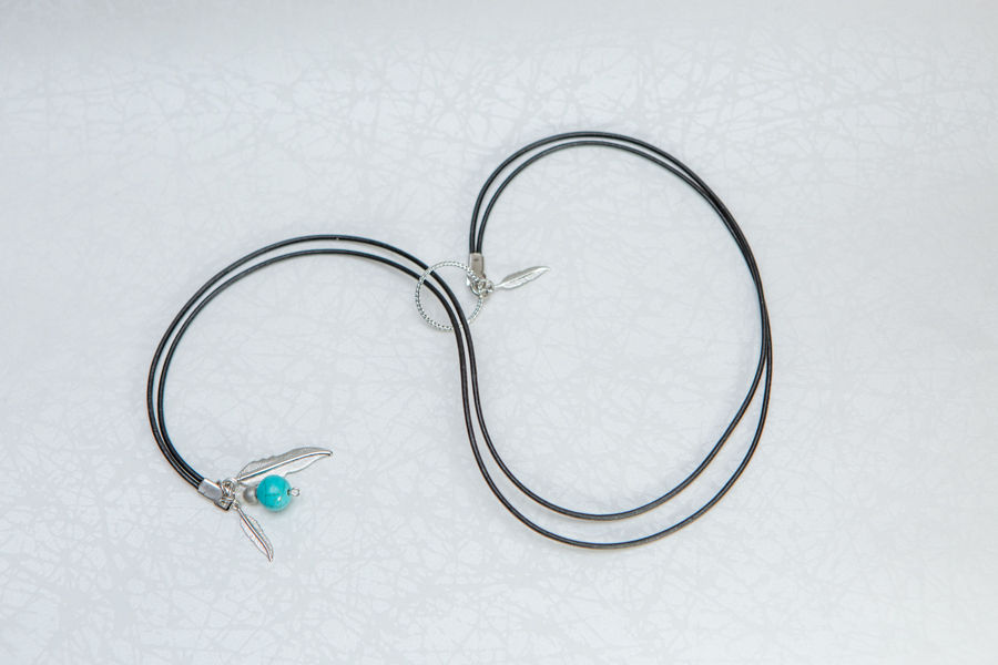 Miniature : Collier Cuir et Pendentif en Verre avec Breloques