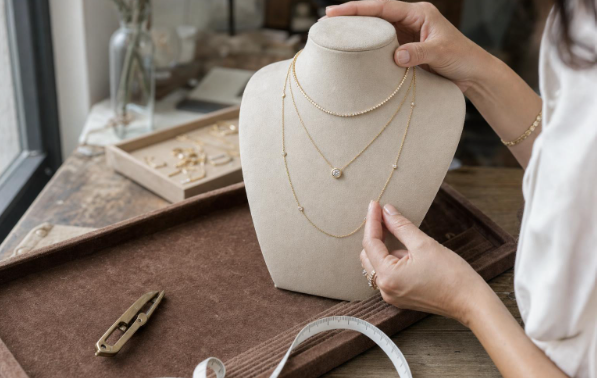 How to Style Solid Gold Diamond Necklaces for Everyday Elegance