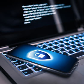 Telefono inteligente protegido con ciberseguridad del fraude digital, robo de identidad. 
