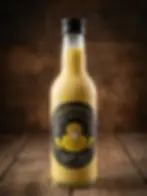 Flasche goldfarbener Klötenköm Eierlikör mit "Grumpy Duck" Etikett auf Holzhintergrund