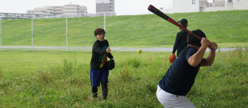 「雨!泥だらけの中、ノック」