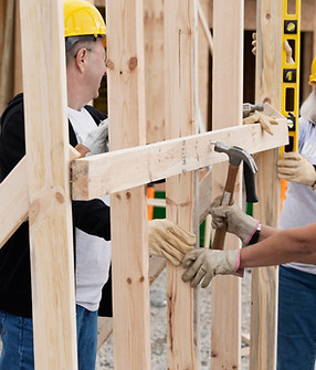 Freiwillige auf Baustelle
