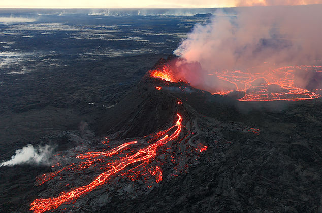 Sundhnúkur volcano eruption.jpg