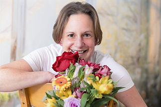 Das bin ich - Sina Stahl mit einem buntem Blumenstrauß