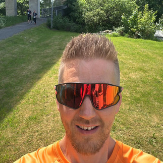 Chris løp 3. etappe, leverte stafettpinne og fortsatte til mål.