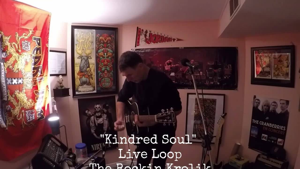 ✨Live Loop✨
No drums? No Problem!
Kick drum= Guitar🎸
Snare= Empty box of Xmas candy🍬
Cymbal= Bottle of 12 years old rum, yumyum🤪
Shaker= Shaker
Song “Kindred Soul”