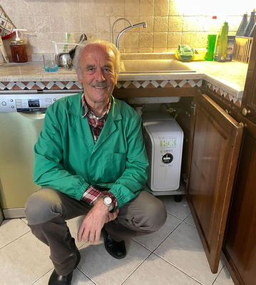 anziano soddisfatto con depuratore acqua H2OK installato sotto il lavello