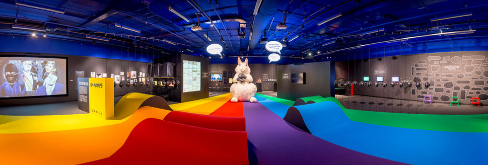 Serieus grappig satire tentoonstelling Museum Beeld en Geluid ontwerp experience design door Trapped in Suburbia
