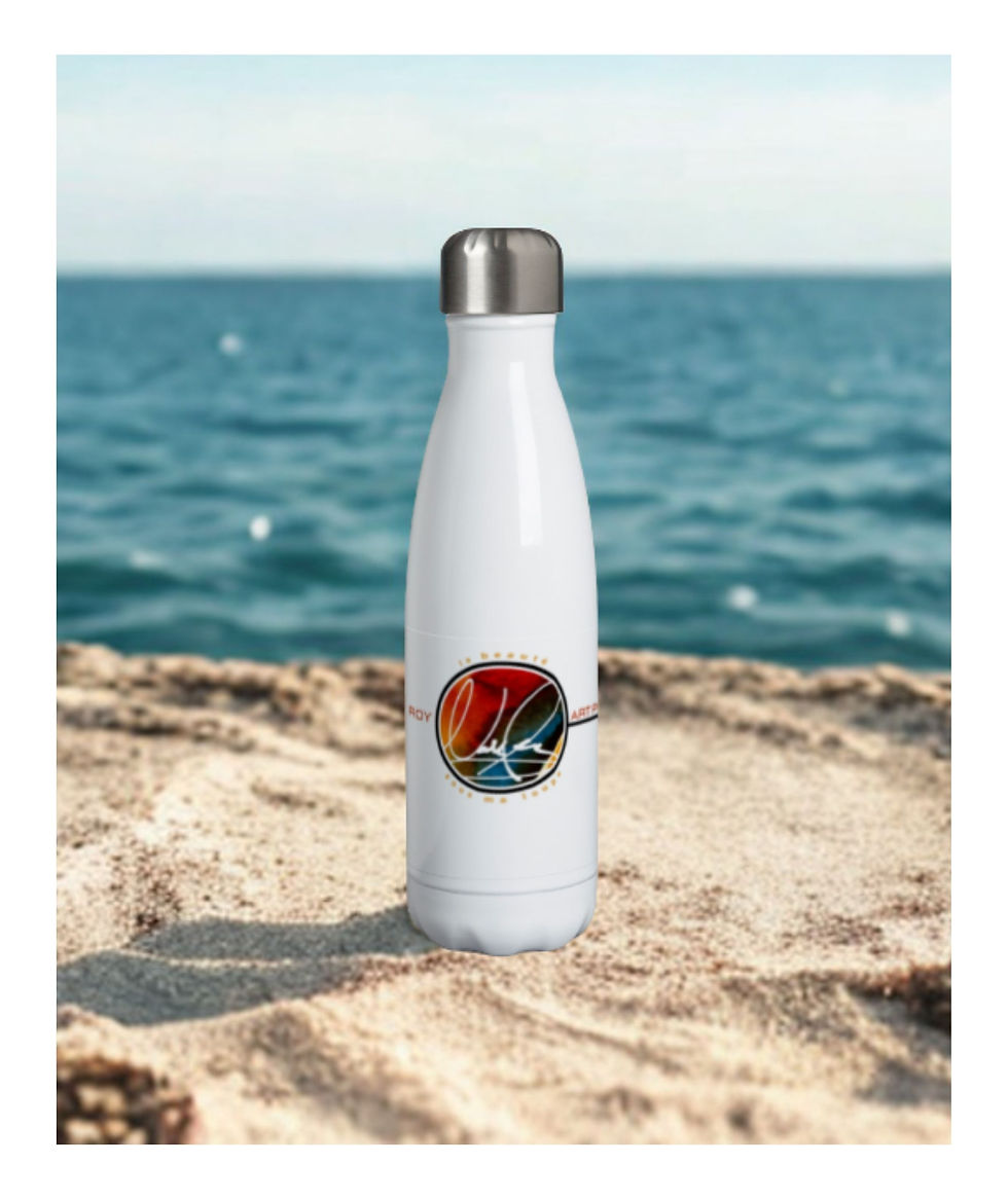 bouteille d'eau blanche dans le sable sur le bord de la mer, on aperçoit sur la bouteille le logo de l'image de marque