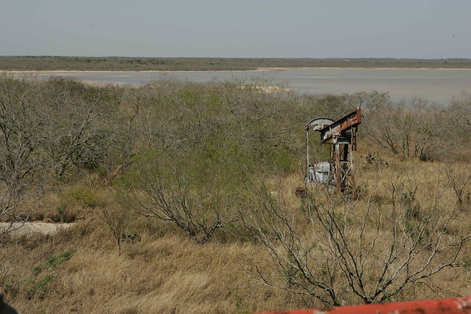Abandoned_gas_well_pump.jpeg