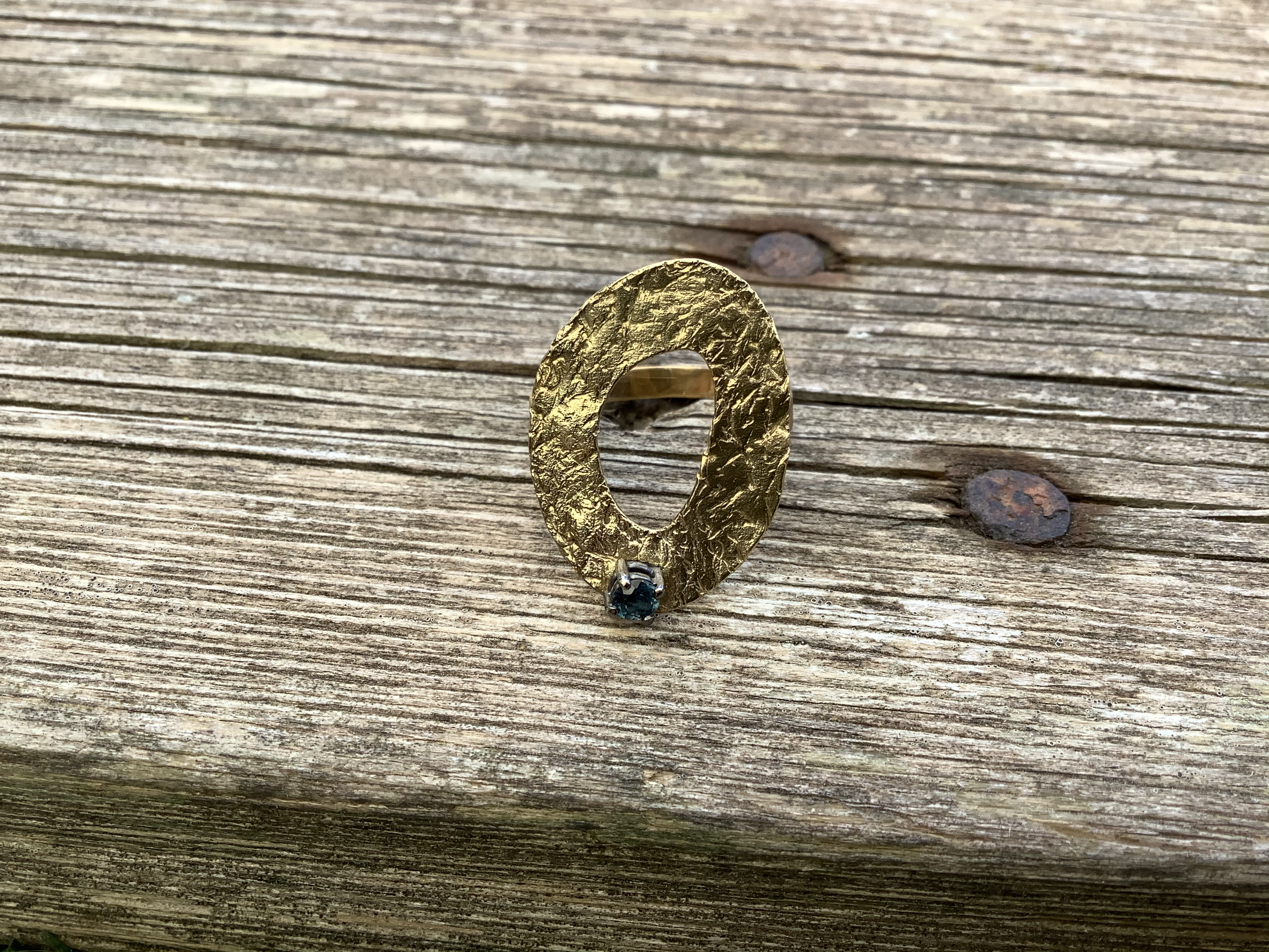 ANELL AMB TEXTURES I TOPACI LONDON BLUE